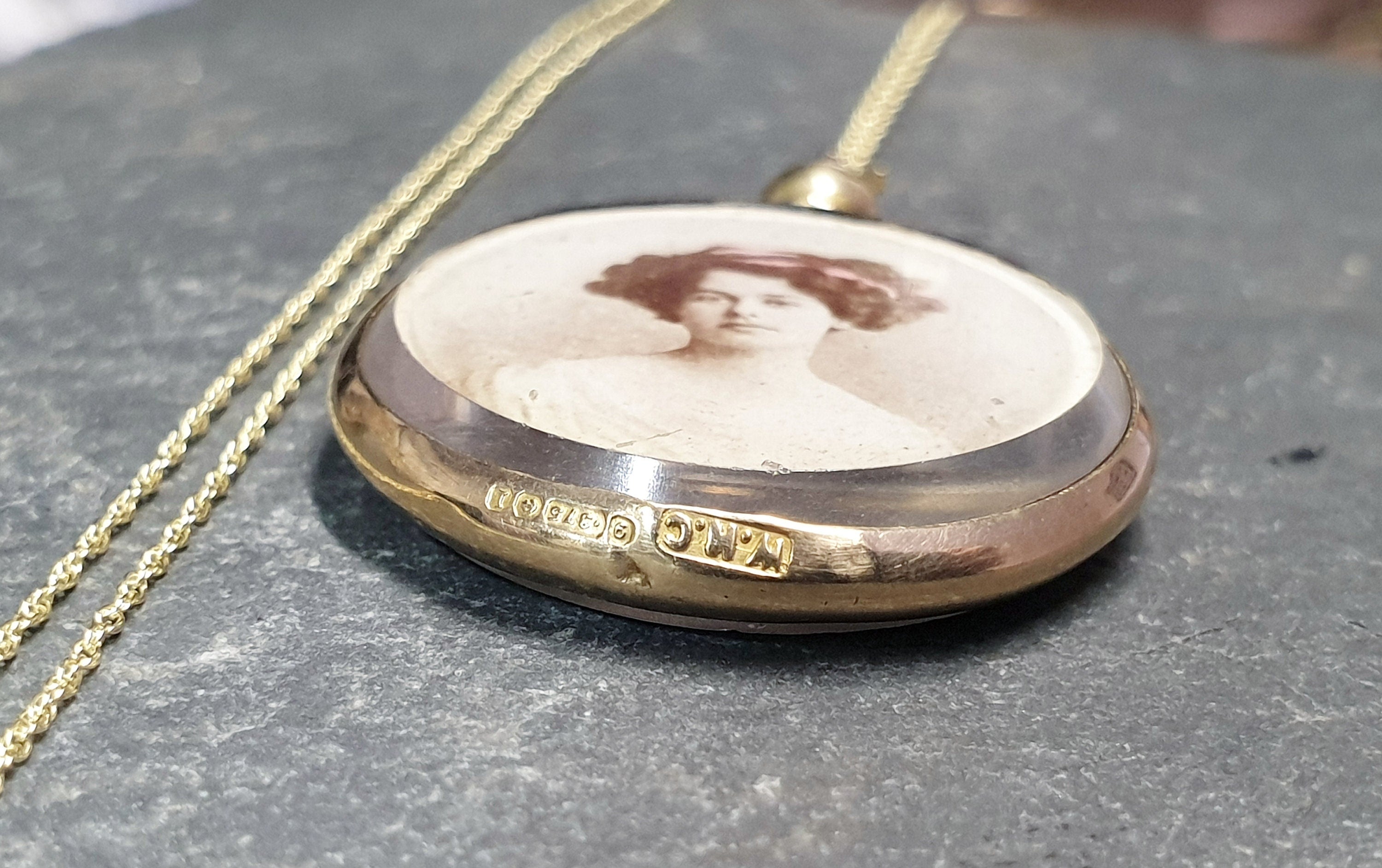 Edwardian 9ct Gold Photo Locket Pendant - Ci 1910 Double Sided Locket on 20" chain 5.2g