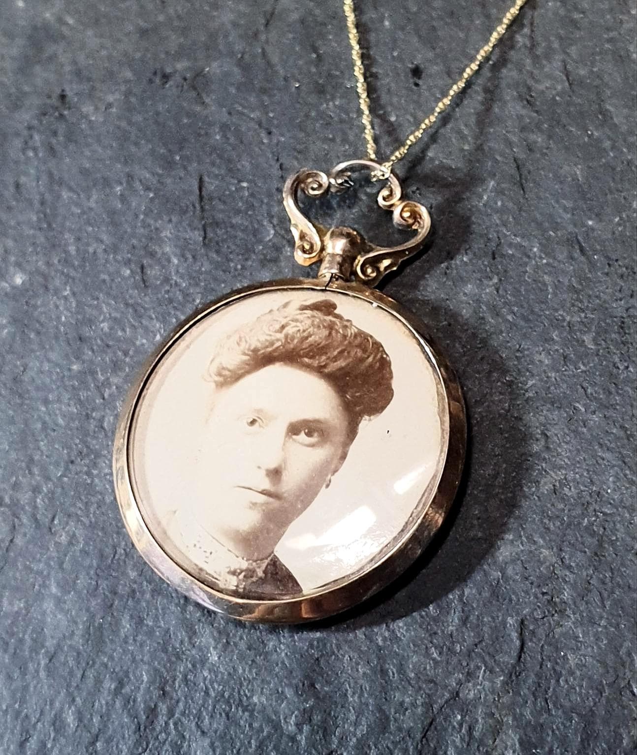 Victorian 9ct Gold Photo Locket Fob / Pendant on 20" chain - Circa 1887  - 4.2g