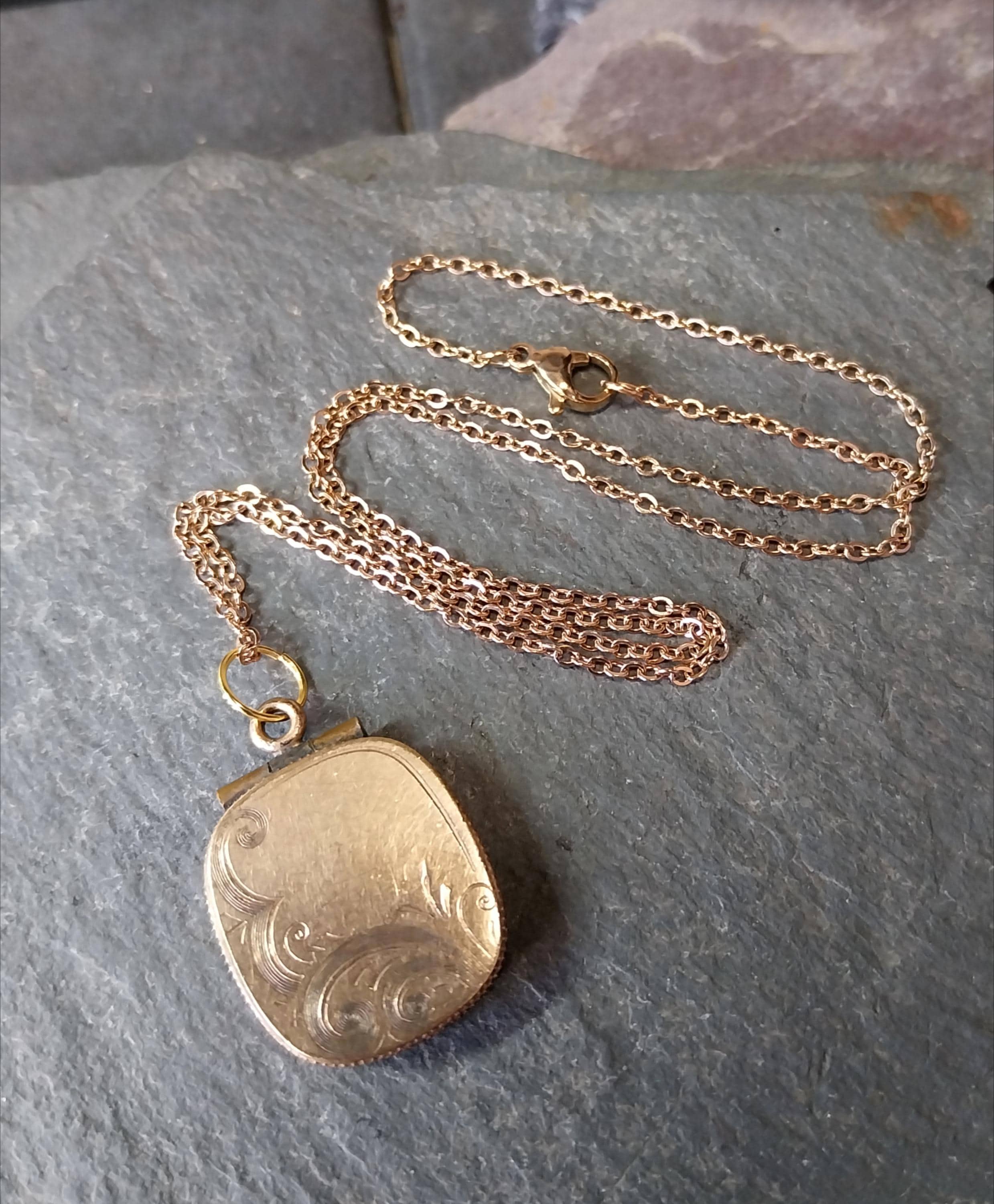 ANTIQUE Rectangular Oval LOCKET - Pinchbeck Gilt on 18" Chain - 7.9g