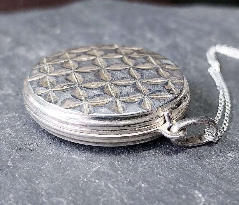 Large Silver Circular LOCKET with Four Leaf Clover Pattern on 18" Chain - 5.7g