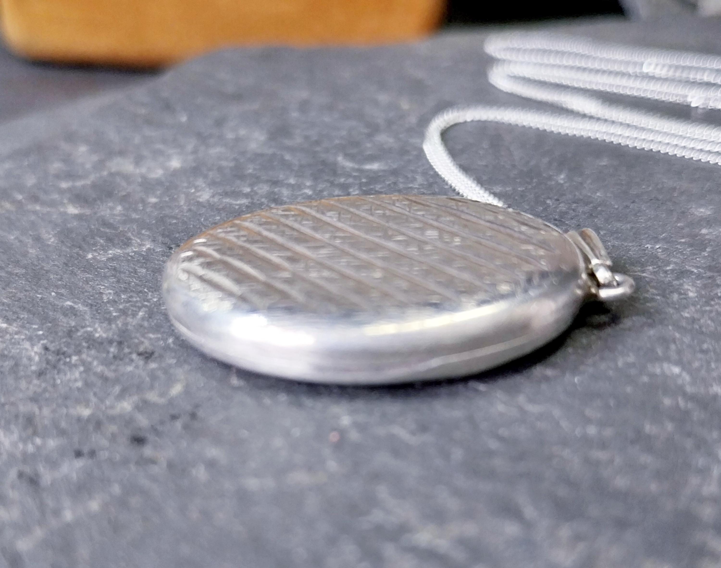 Vintage Oval SILVER LOCKET with Striped design on 18" Chain - 6.4g