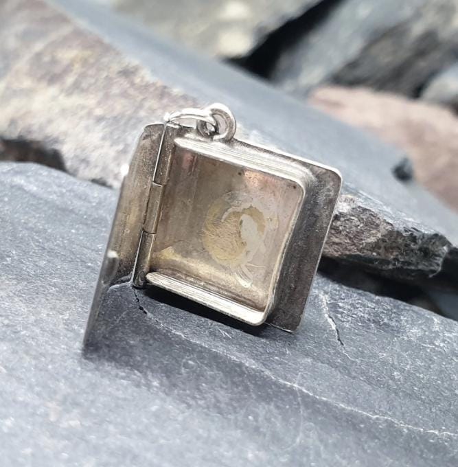 Vintage SILVER BIBLE BOOK Bracelet Charm - Opening Pendant Locket - 2g