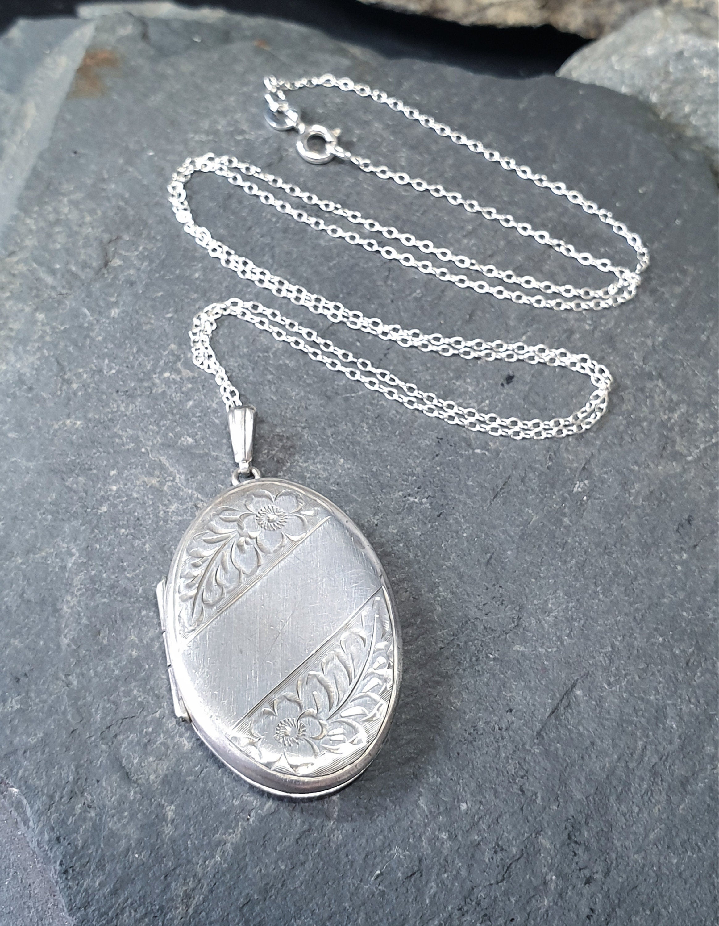 Vtg STERLING SILVER Oval Locket Necklace - with 20" Chain - 8.1g