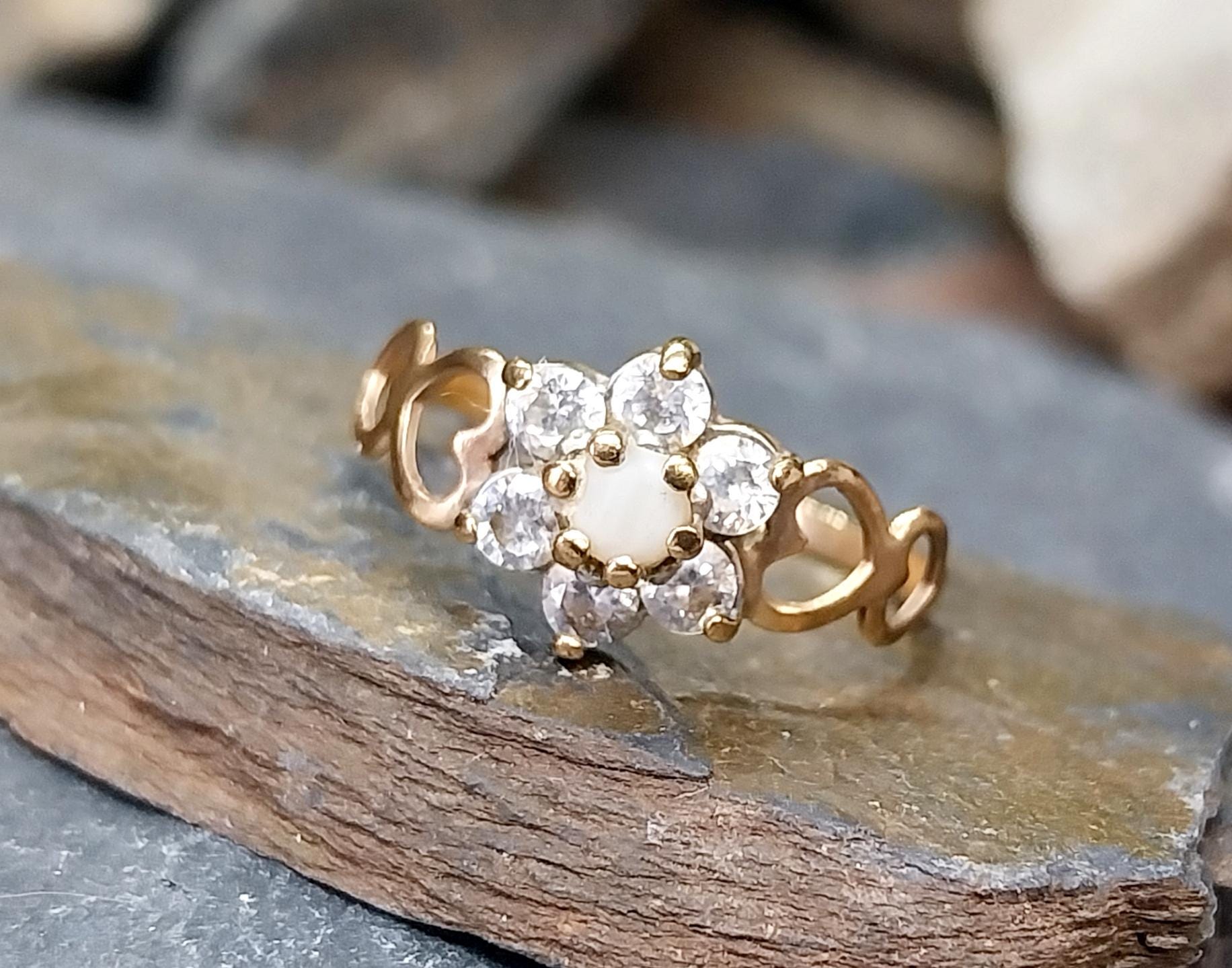 9ct GOLD RING - Flower Cluster with Milky Opal - Size uk N (us 6.5) -1.2g