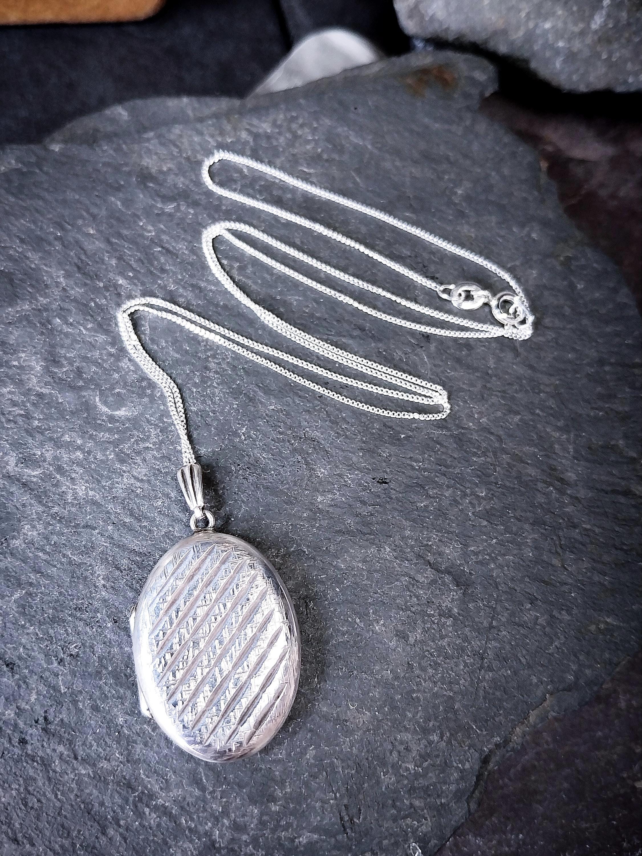 Vintage Oval SILVER LOCKET with Striped design on 18" Chain - 6.4g