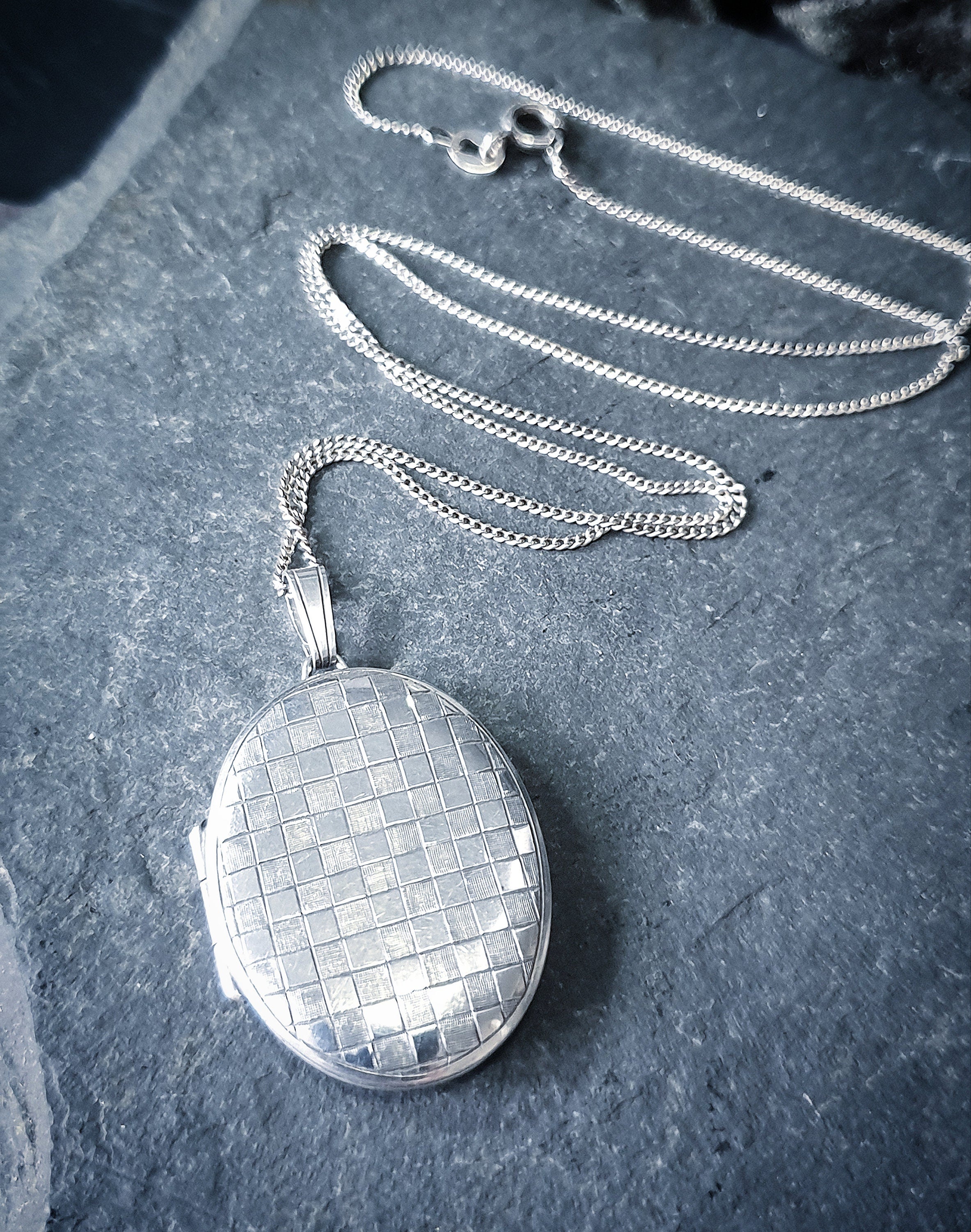 Large Oval SILVER LOCKET with Checker Board design on 18" Chain - 7.8g
