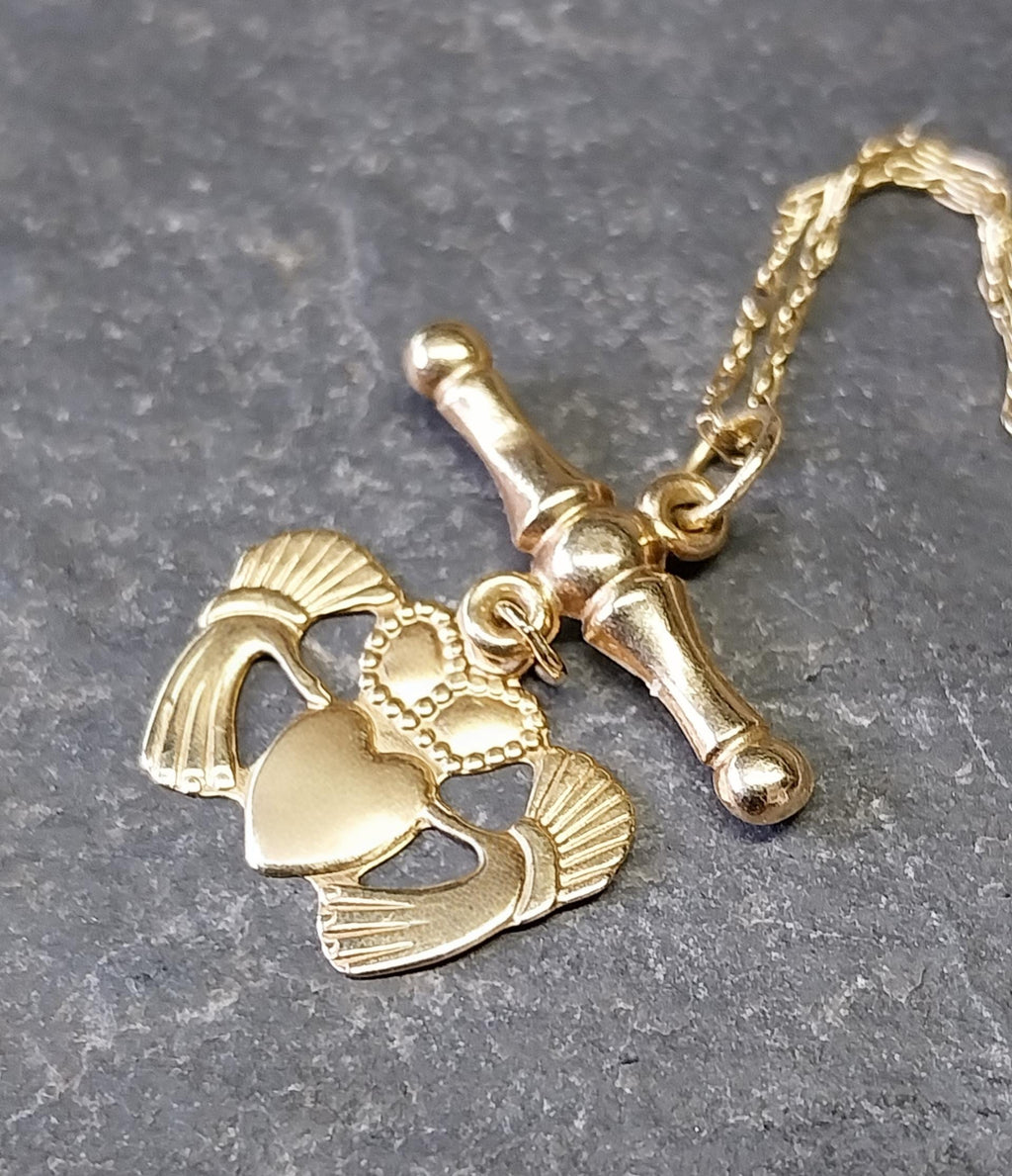 Vintage 9ct GOLD Celtic CLADDAGH T-BAR Necklace, on 20" Gold Chain - 1.8g
