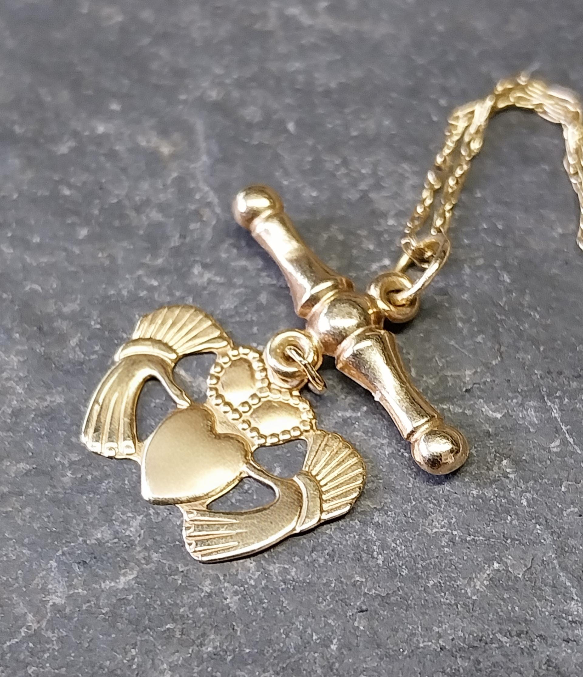 Vintage 9ct GOLD Celtic CLADDAGH T-BAR Necklace, on 20" Gold Chain - 1.8g