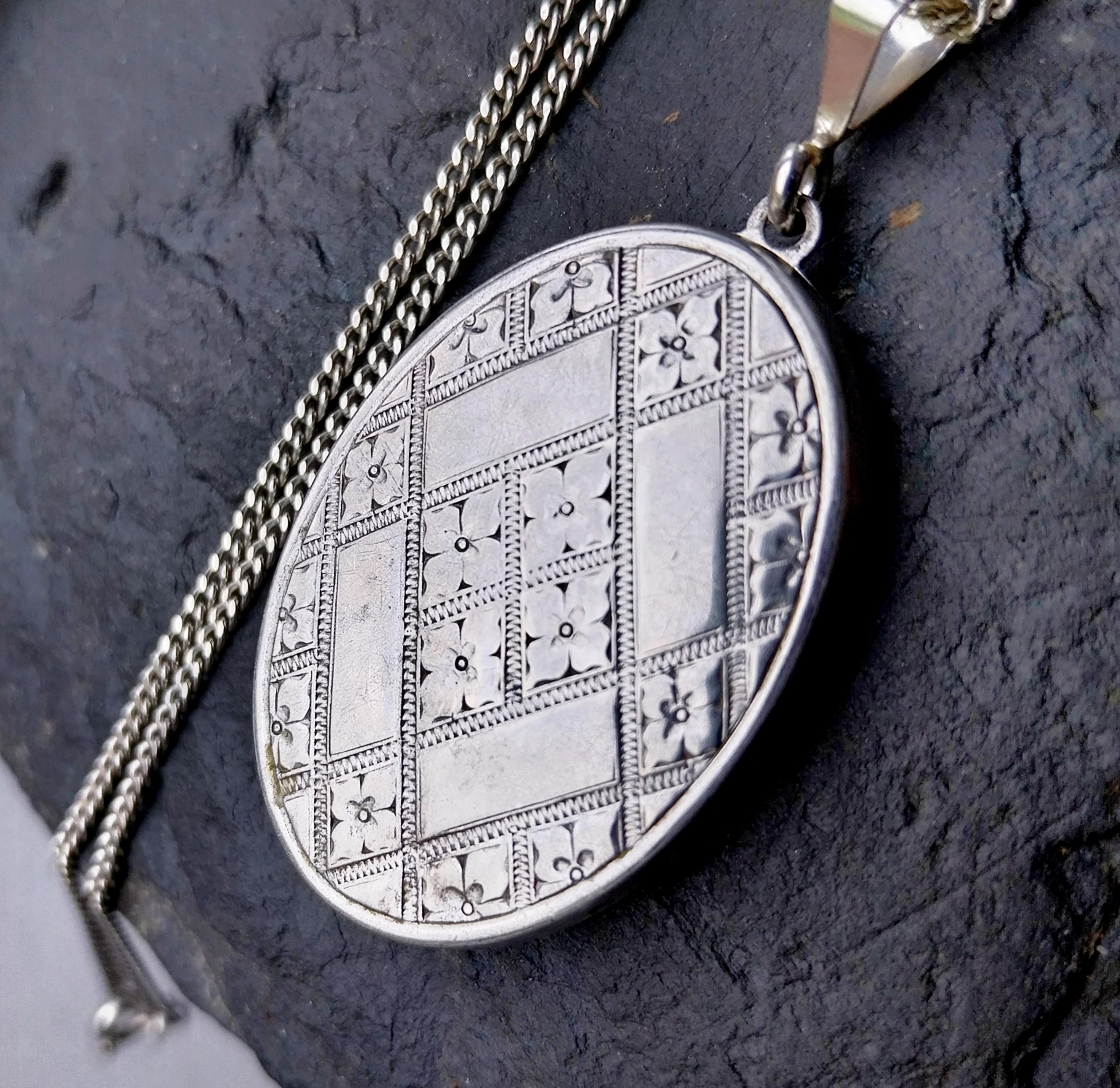 SILVER LOCKET with Criss Cross Deco design on 18" Chain - 10g