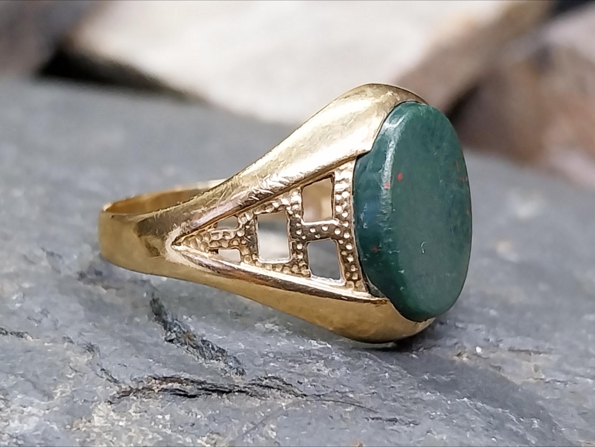 9ct GOLD BLOODSTONE Agate Signet RING - Size uk 0 (7) - 2.8g