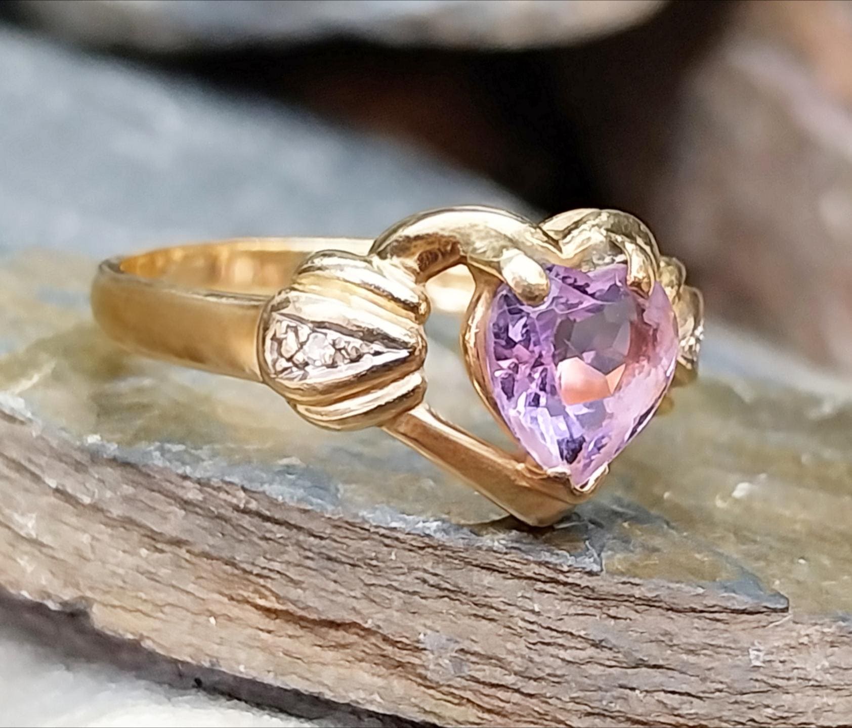 18ct GOLD RING with Purple Amethyst & Diamonds - Size uk Q (us 8) - 3.1g