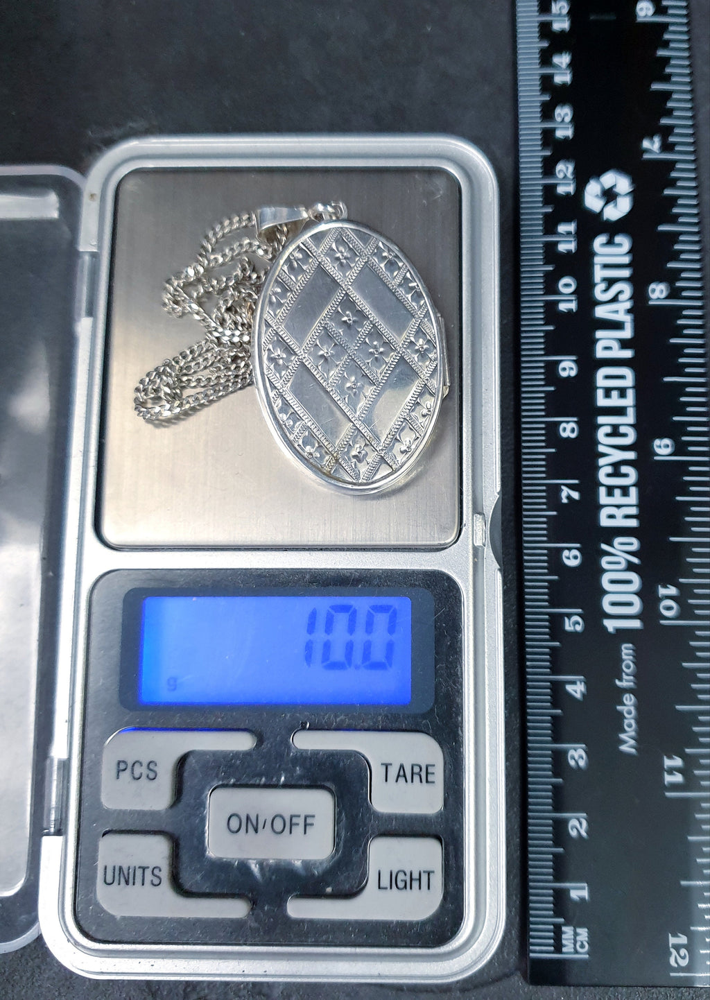 SILVER LOCKET with Criss Cross Deco design on 18" Chain - 10g