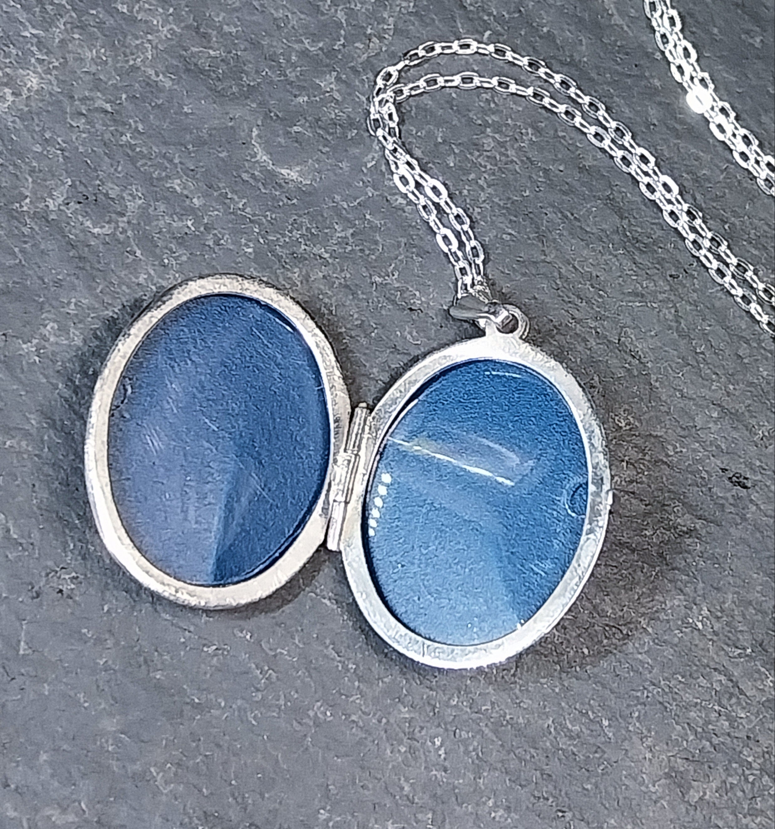 Vintage SILVER OVAL LOCKET - with Single Rose on 18" Chain - 3.2g