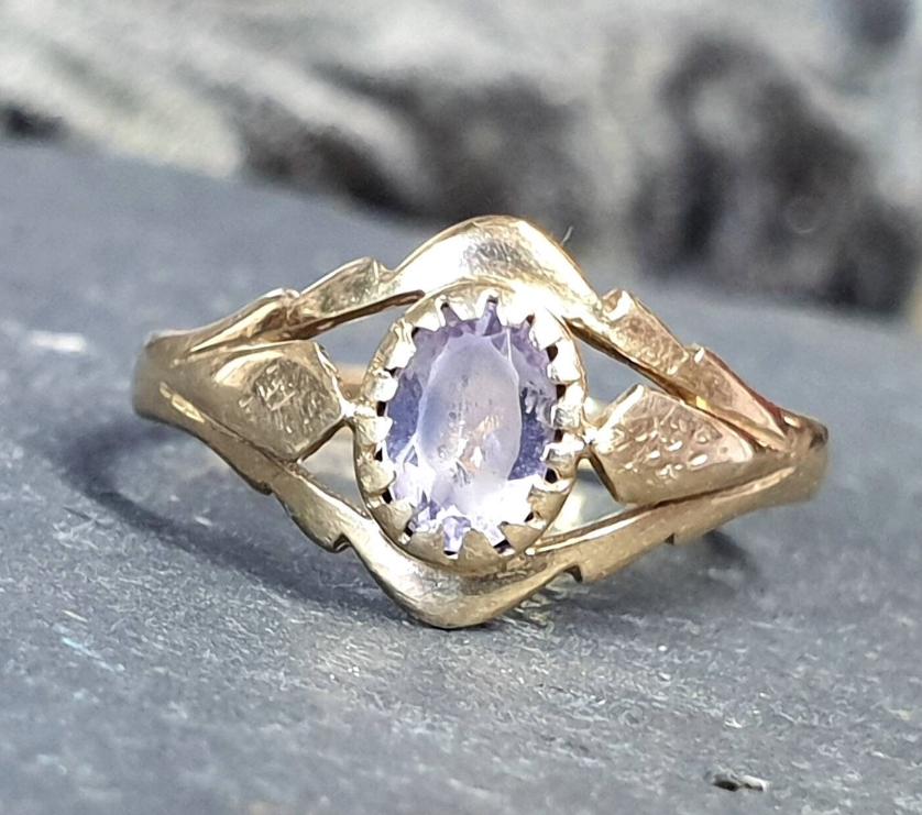 9ct GOLD Ring with Purple Lilac Amethyst  Size uk O (us 7) - 1.4g