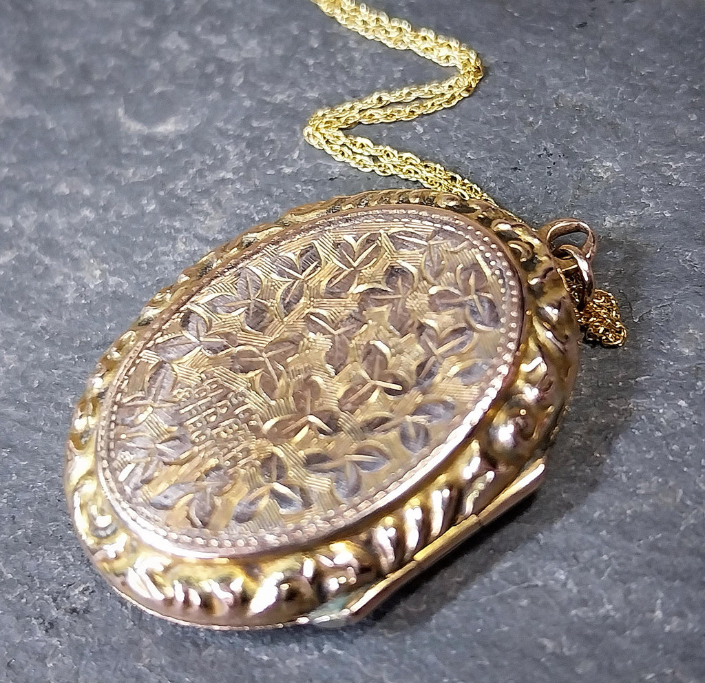 Antique 9ct Gold Oval LOCKET - Ivy Leaf design on 20" Chain - 5.4g