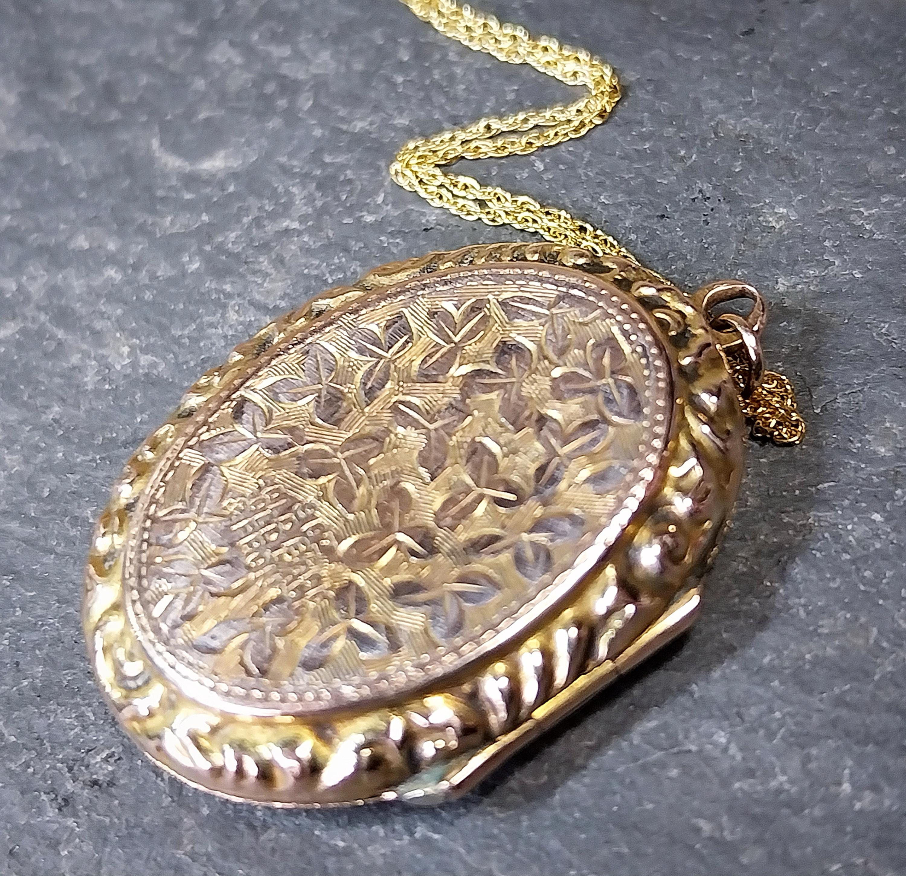 Antique 9ct Gold Oval LOCKET - Ivy Leaf design on 20" Chain - 5.4g