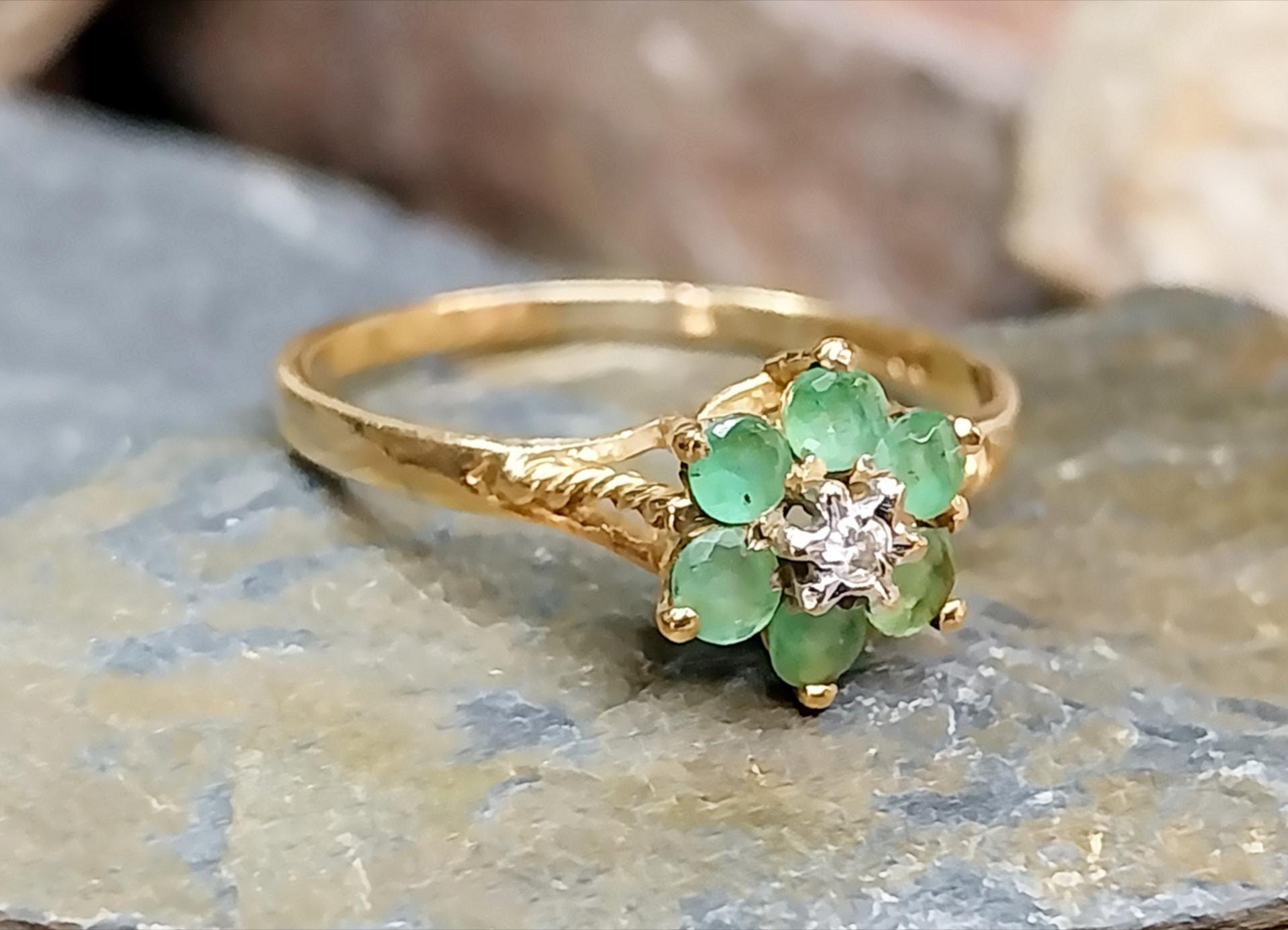 9ct GOLD RING - with Emerald Green Gemstones & Diamond - Size uk M (us 6) - 1.1g