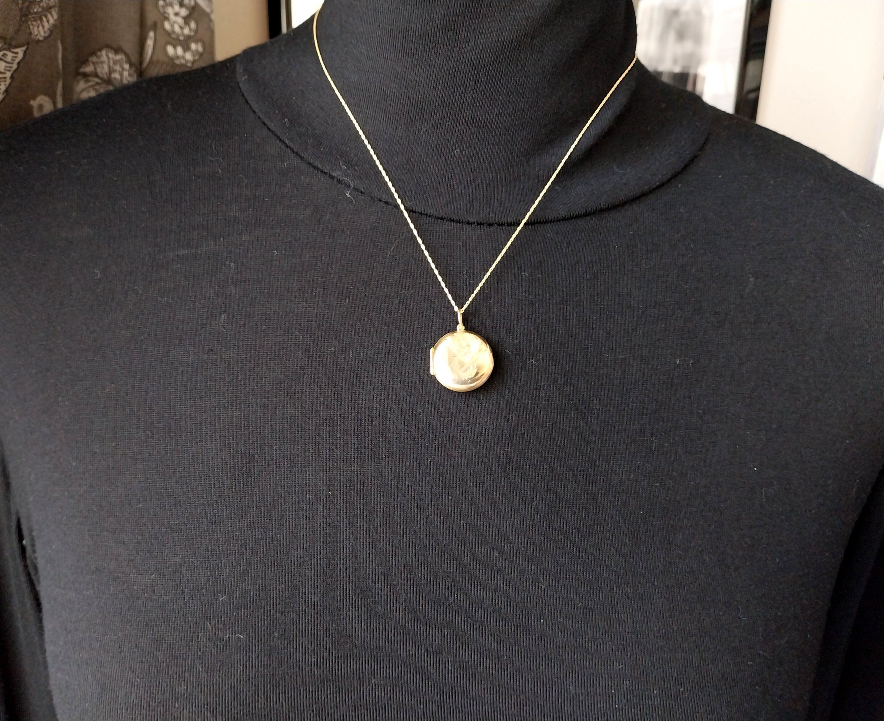 9ct GOLD Circle LOCKET - Chester c 1954 with 18" Chain - 2.5g