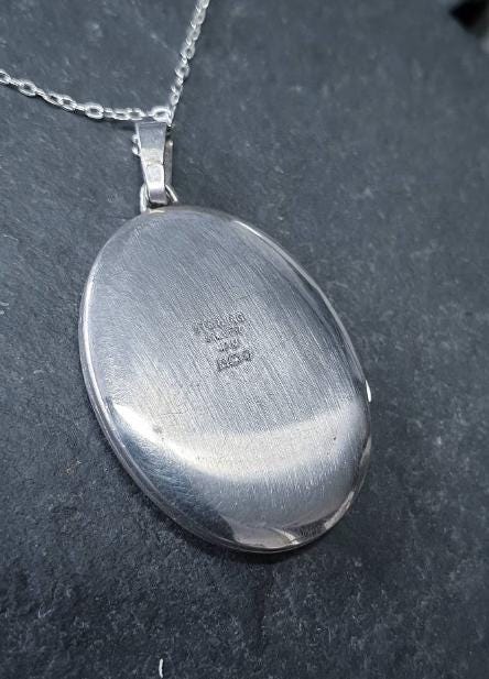 Vintage SILVER OVAL LOCKET c 1978- Scroll Border 20" Chain - 7g