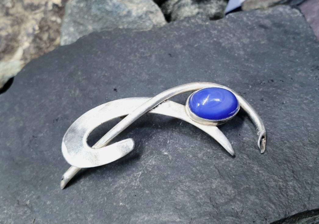 SILVER MODERNIST Brooch with Blue Agate Cat eye gemstone - 7.7g