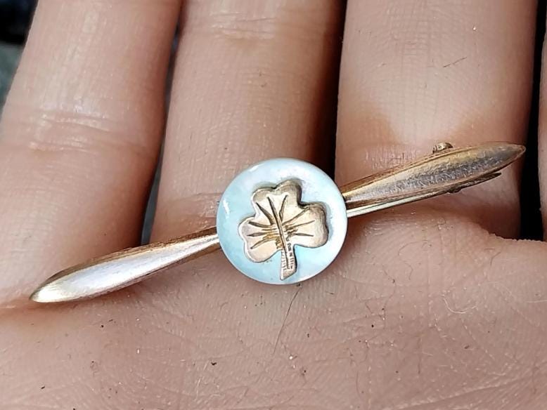 Vintage Three Leaf Clover Brooch -  on Mother of Pearl - 1.9g