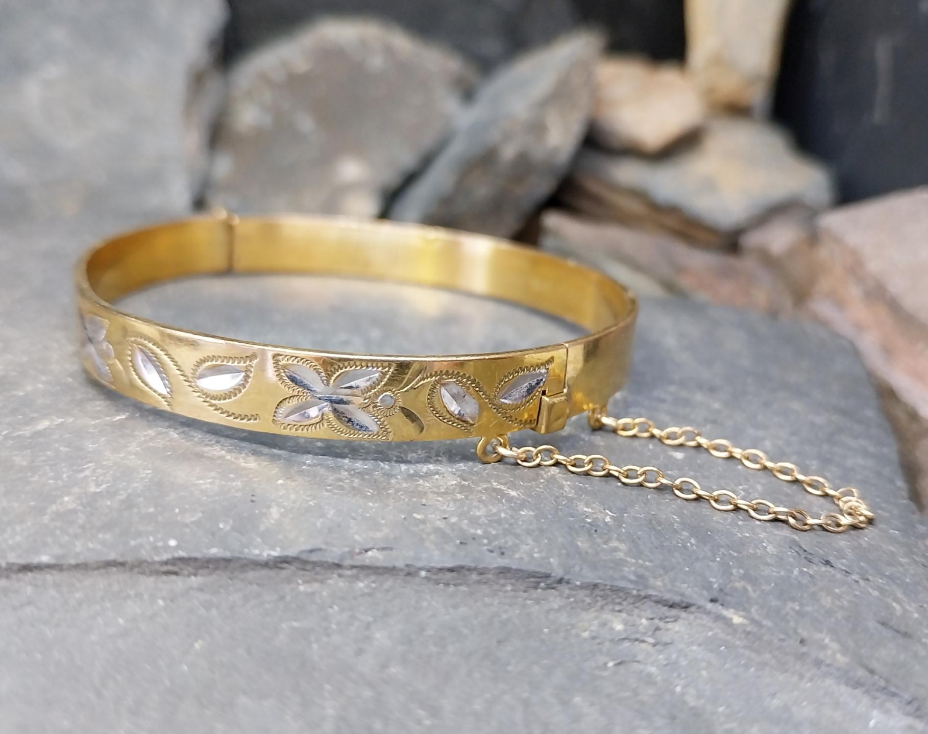 Vintage 9ct Rolled GOLD BANGLE - White Floral Design with Safety Chain - 13.3g