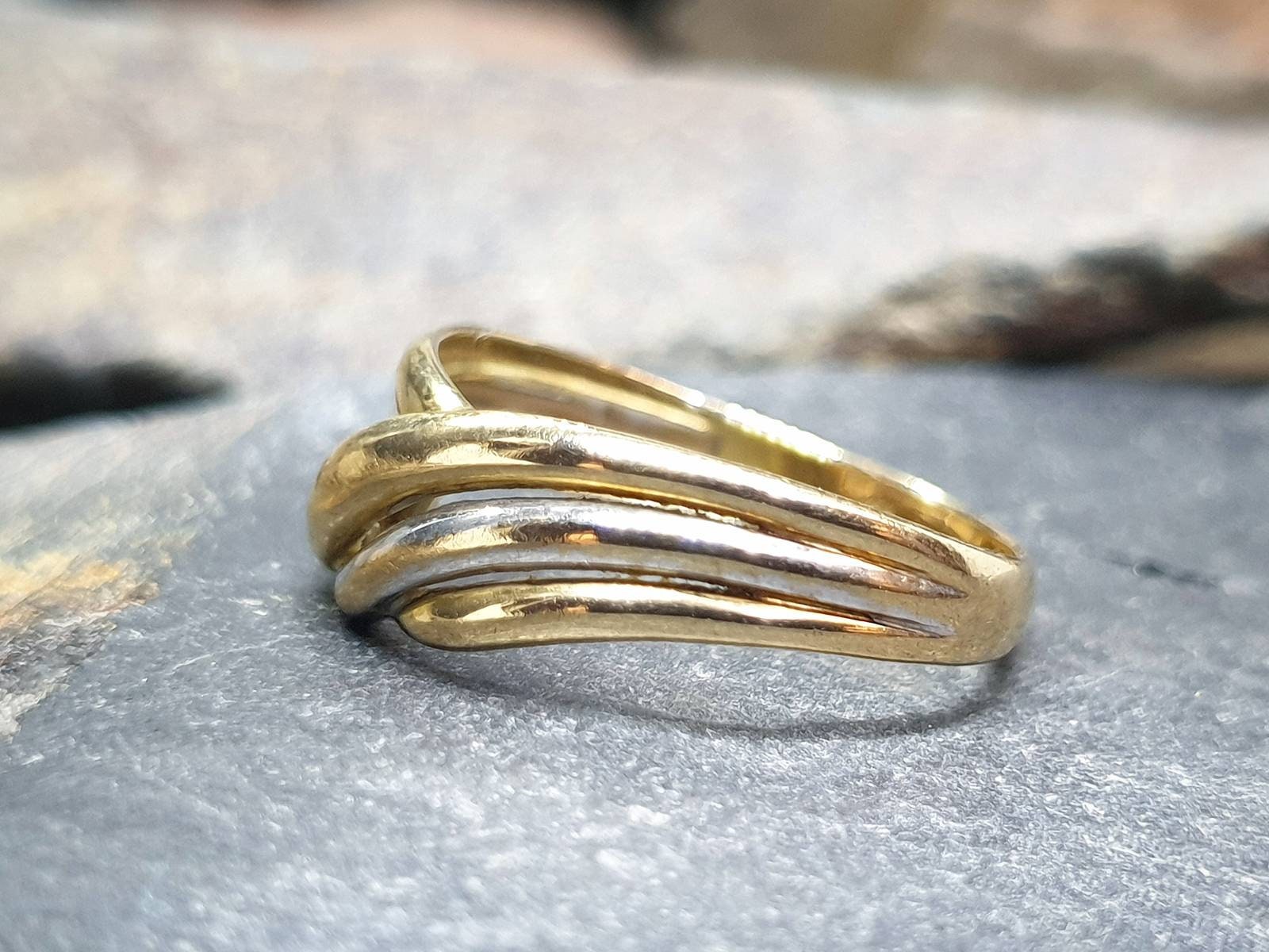 9ct GOLD Two colour CROSSOVER Ring - Yellow & White Gold - Size N (6.75) - 2g