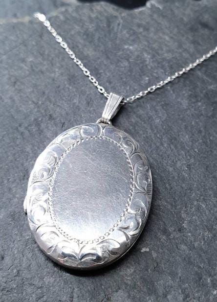 Vintage SILVER OVAL LOCKET c 1978- Scroll Border 20" Chain - 7g