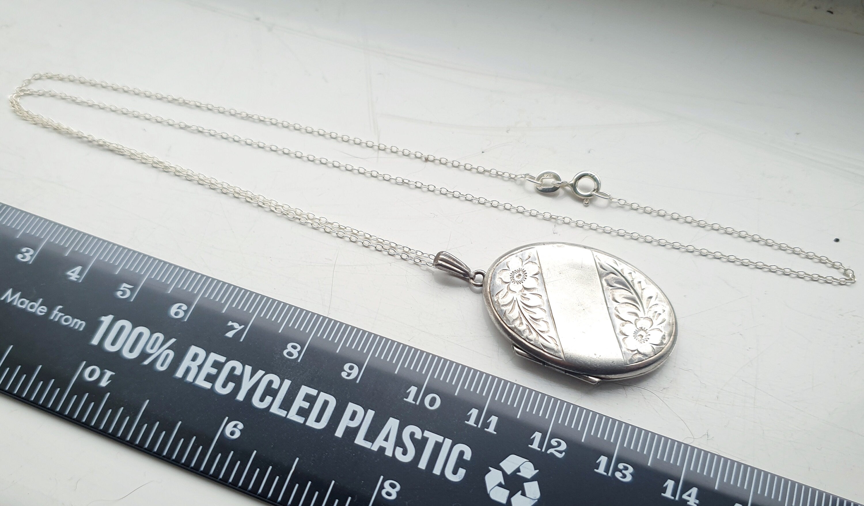 Vtg STERLING SILVER Oval Locket Necklace - with 20" Chain - 8.1g