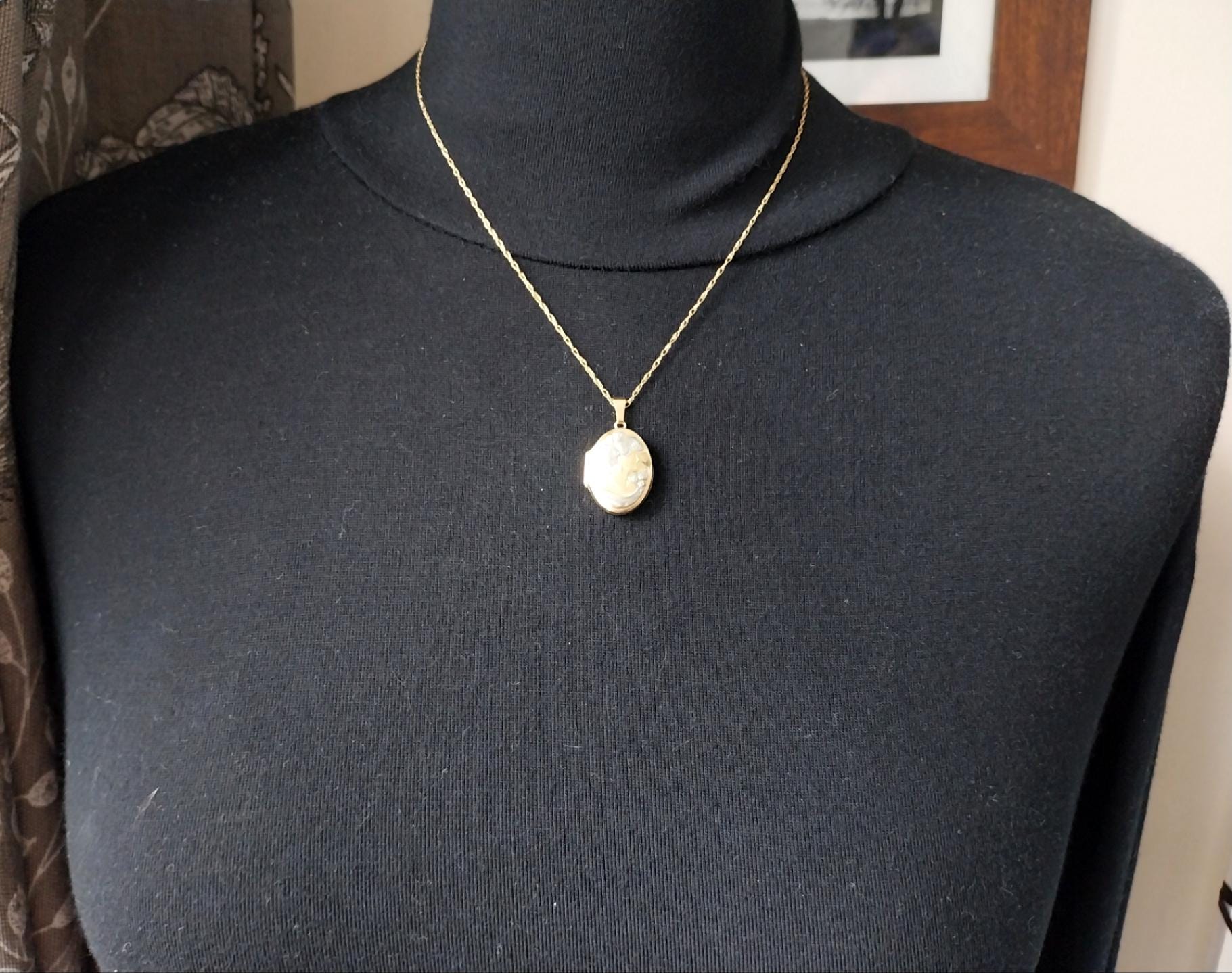 9ct GOLD LOCKET Necklace with Cameo Lady on 18" Chain - 3.2g