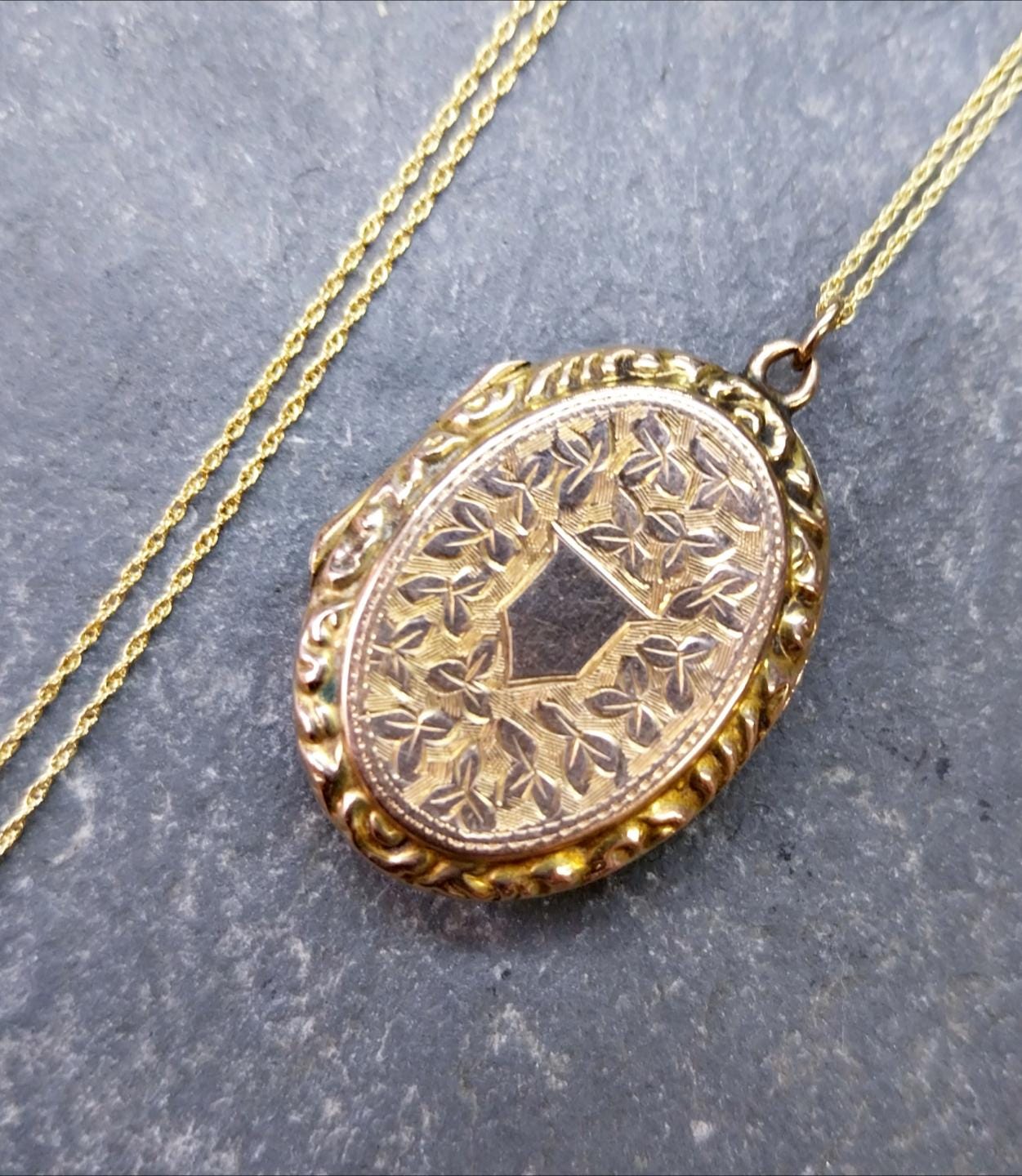 Antique 9ct Gold Oval LOCKET - Ivy Leaf design on 20" Chain - 5.4g