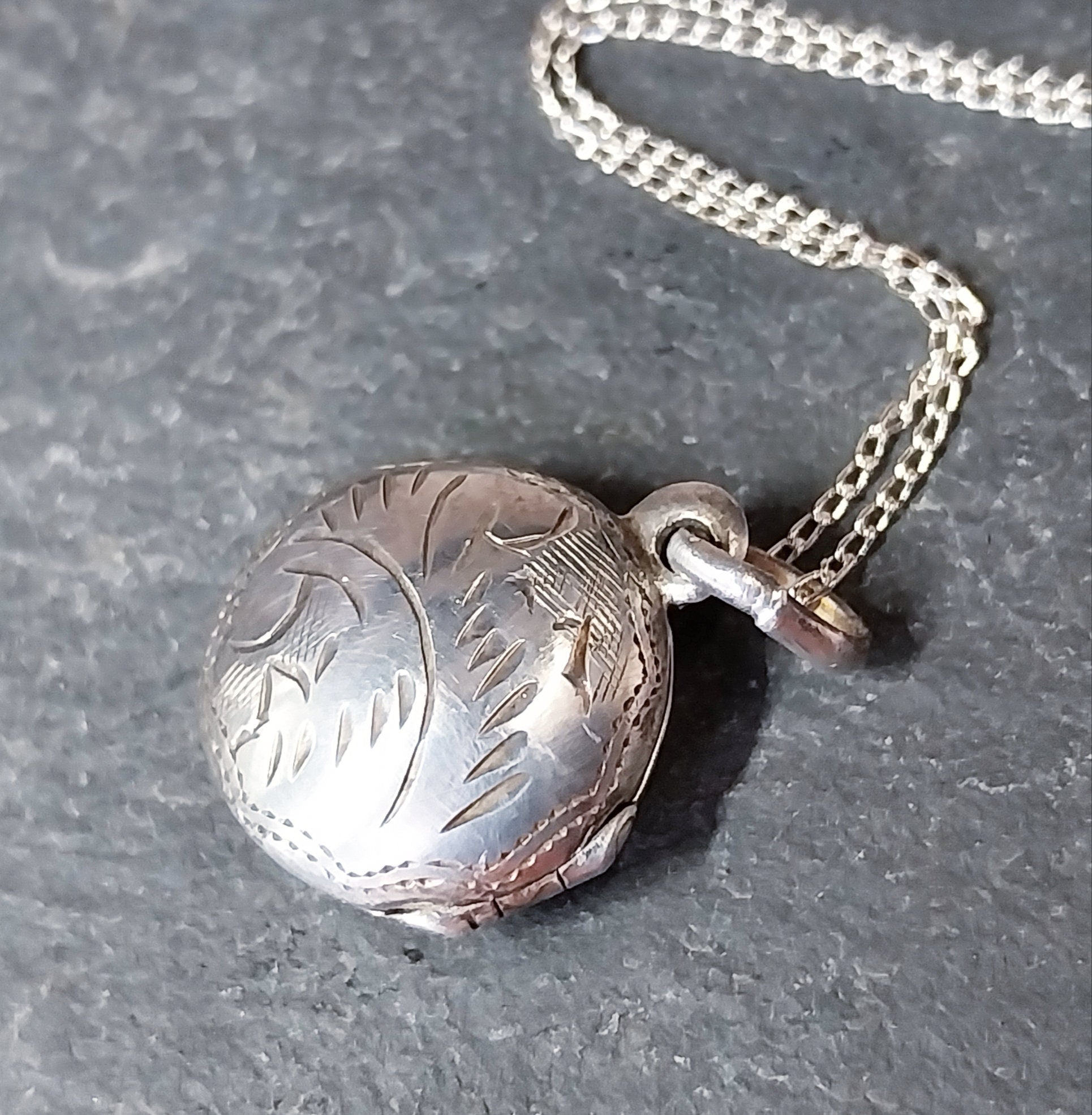 Vintage Small SILVER LOCKET - Circular on 16" Chain - 2.5g