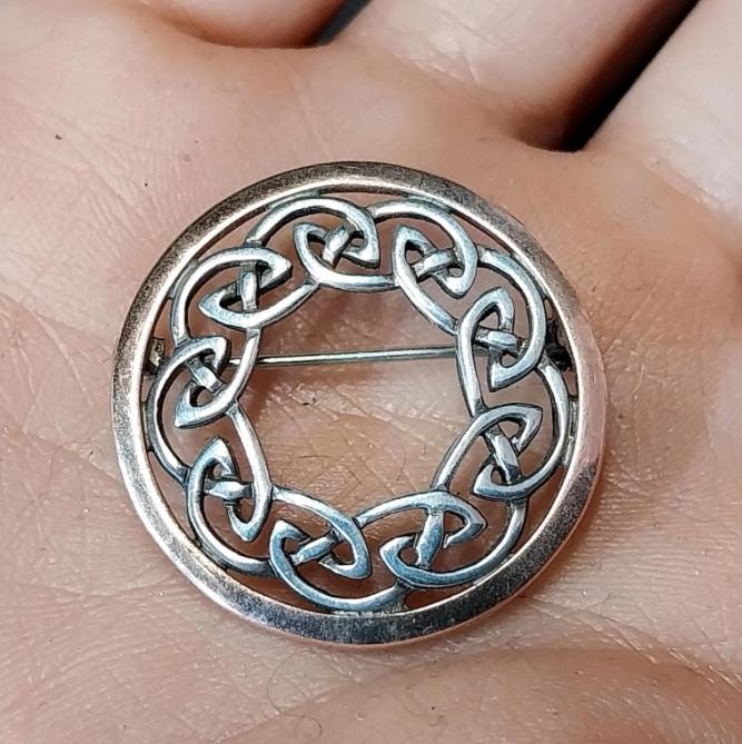 SILVER CELTIC Infinity Knot Brooch with Rose Surround - 4.8g