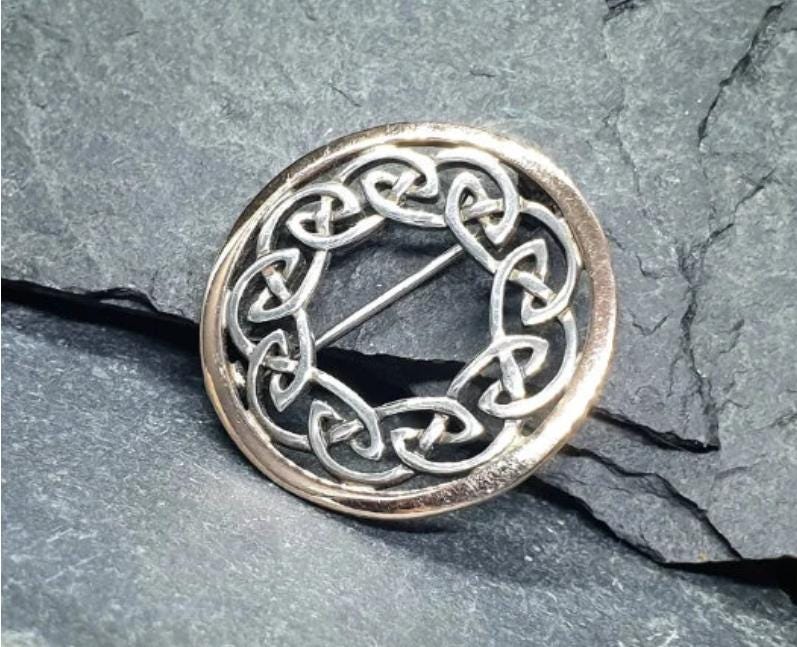 SILVER CELTIC Infinity Knot Brooch with Rose Surround - 4.8g