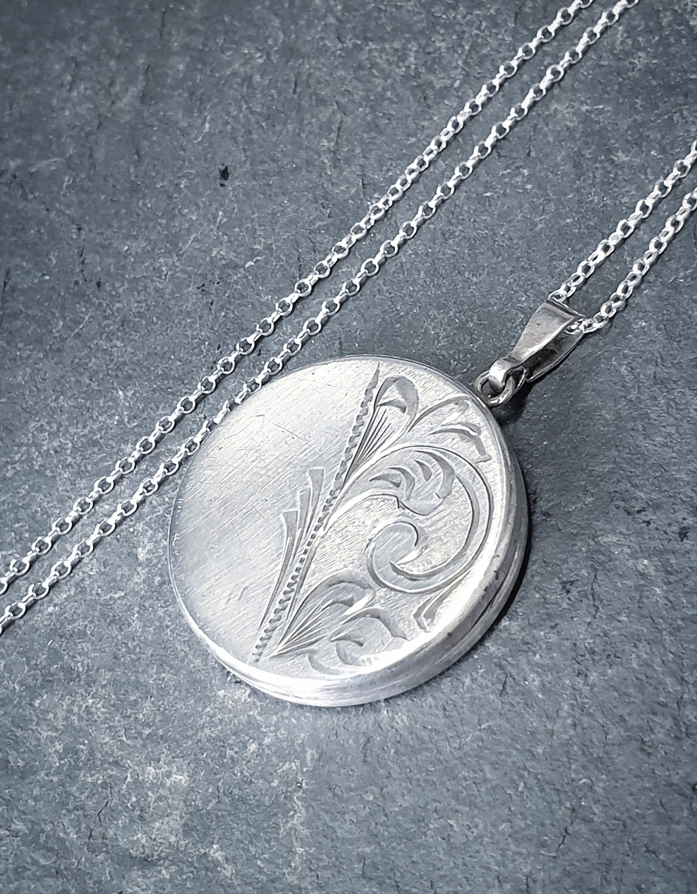 Vintage SILVER Scroll Circle LOCKET - Circular with 18" Chain - 6.9g