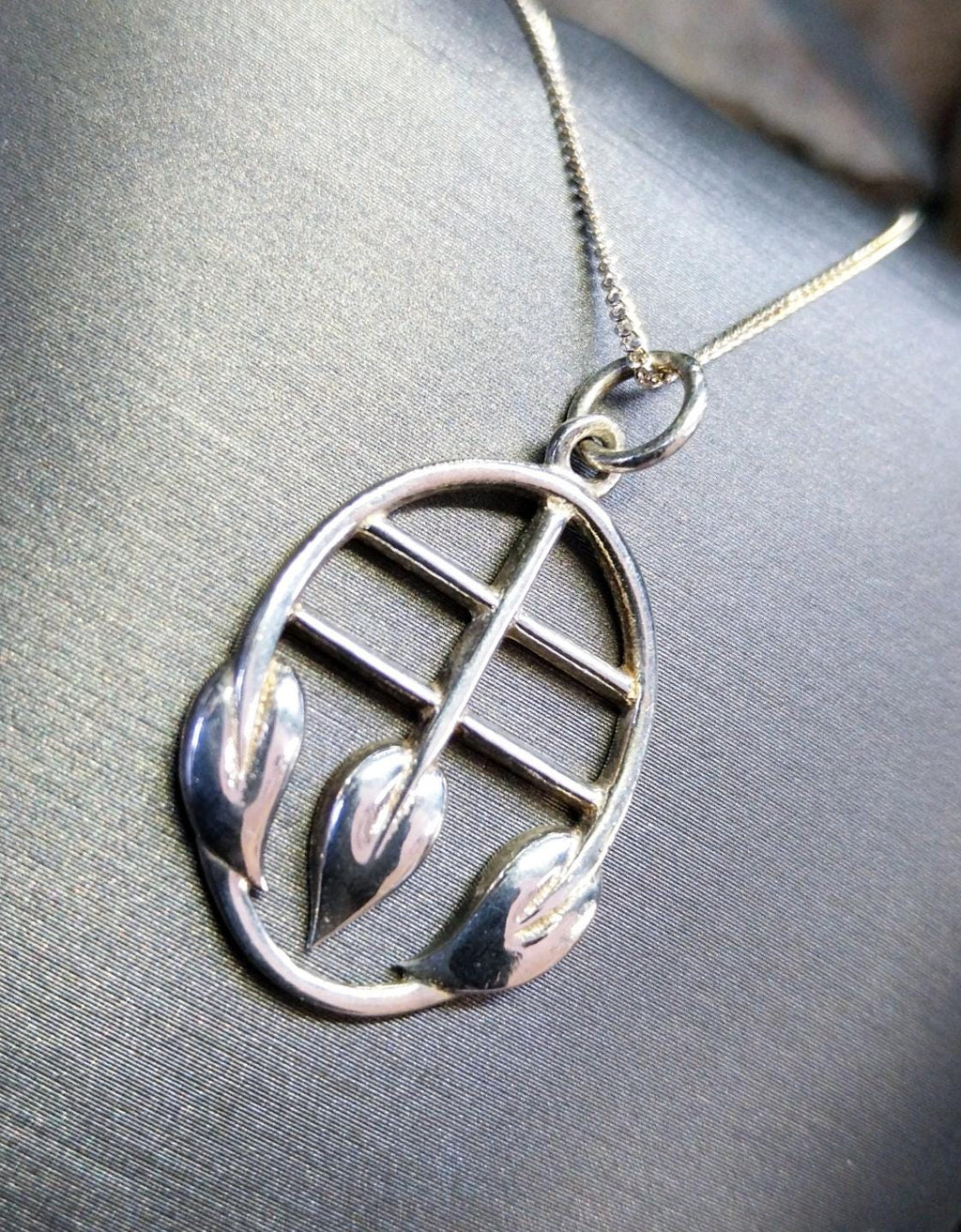Sterling Silver CELTIC Cecily Leaf Pendant Necklace & 18" Chain - 4.3g