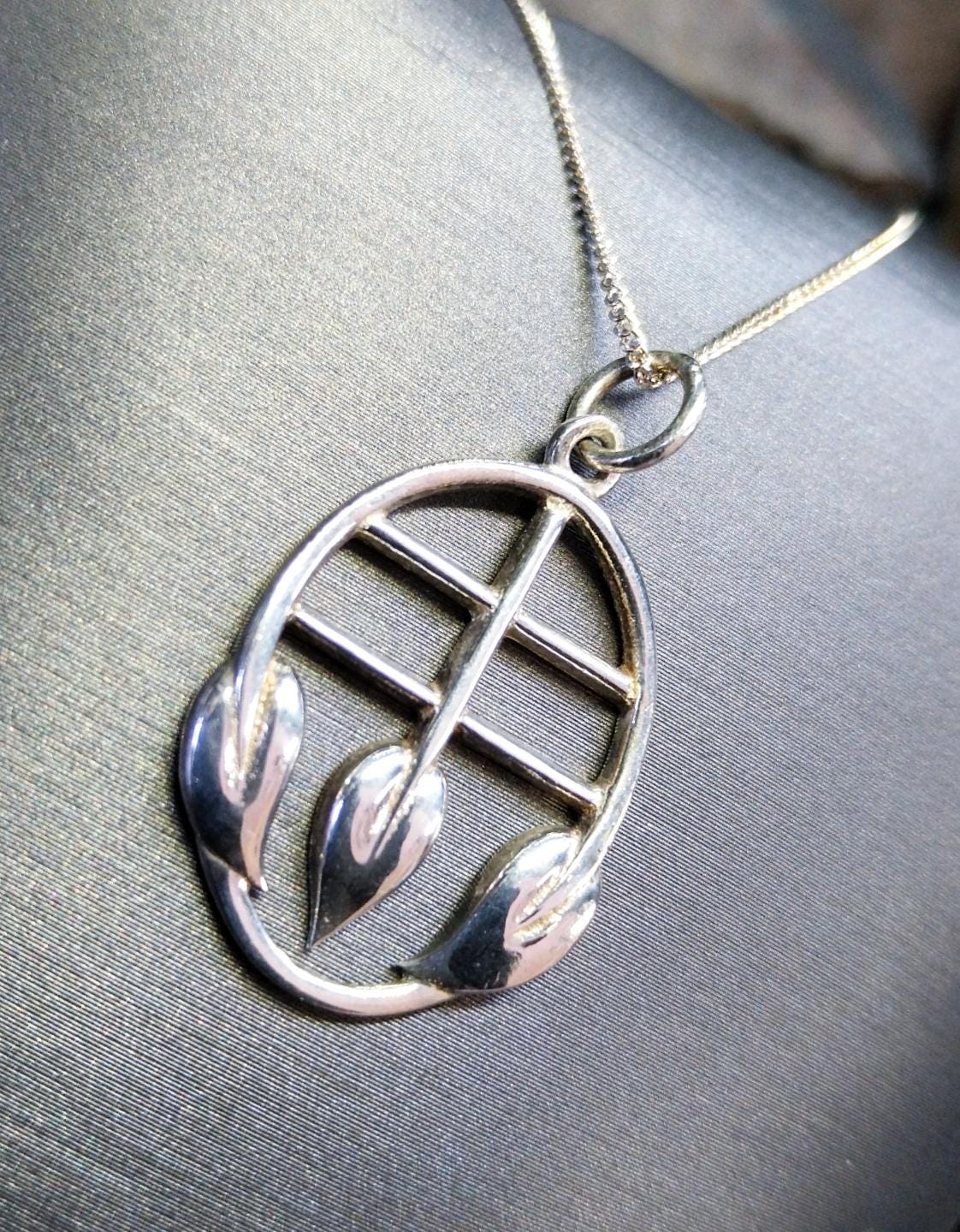 Sterling Silver CELTIC Cecily Leaf Pendant Necklace & 18" Chain - 4.3g