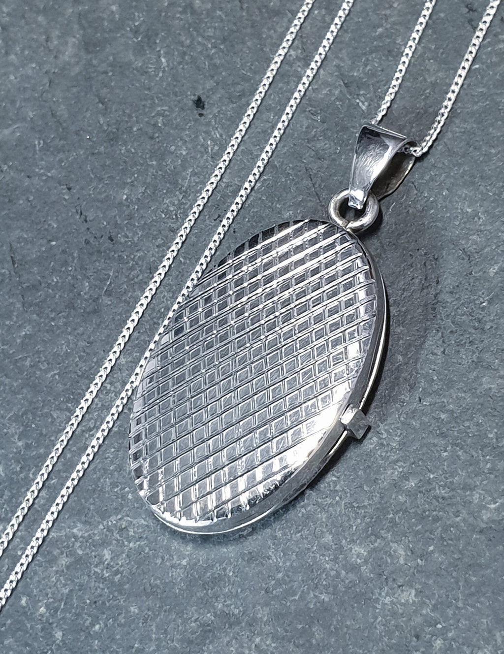 Vintage Oval SILVER LOCKET with Diamond Criss Cross design on 20" Chain - 6.2g