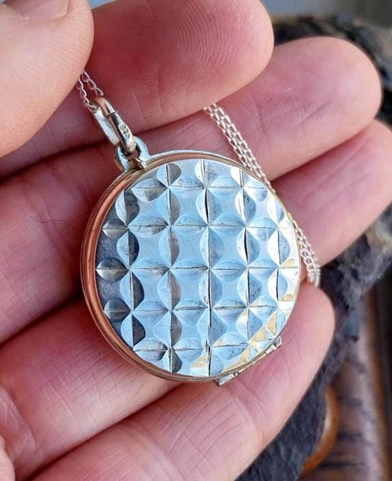 Large Silver Circular LOCKET with Four Leaf Clover Pattern on 18" Chain - 5.7g