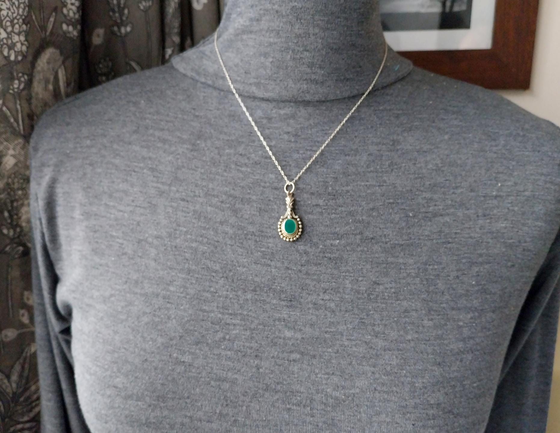 Sterling Silver Green Gemstone Necklace Pendant Drop - on 18" chain - 3.9g