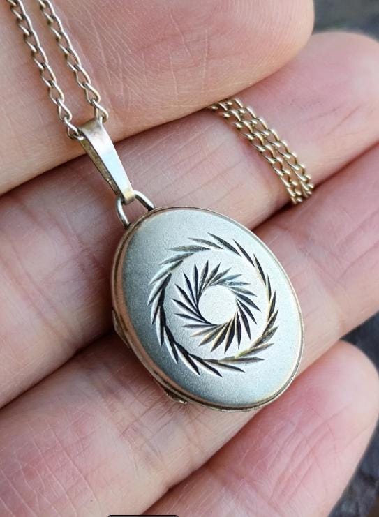 Sterling Silver OVAL LOCKET Necklace, Spiral Wreath on 18" Chain - 4.2g