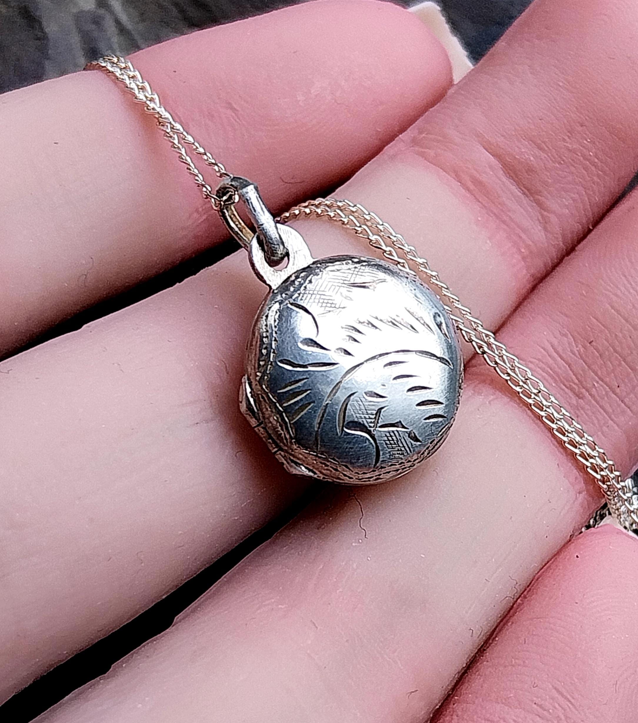 Vintage Small SILVER LOCKET - Circular on 16" Chain - 2.5g