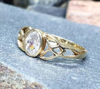 9ct GOLD CELTIC KNOT Ring - Clear Gemstone - uk size P (us 7.5) - 1.3g