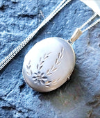 Vintage STERLING SILVER Oval LOCKET -Etched Flower with 18" Chain - 4.1g