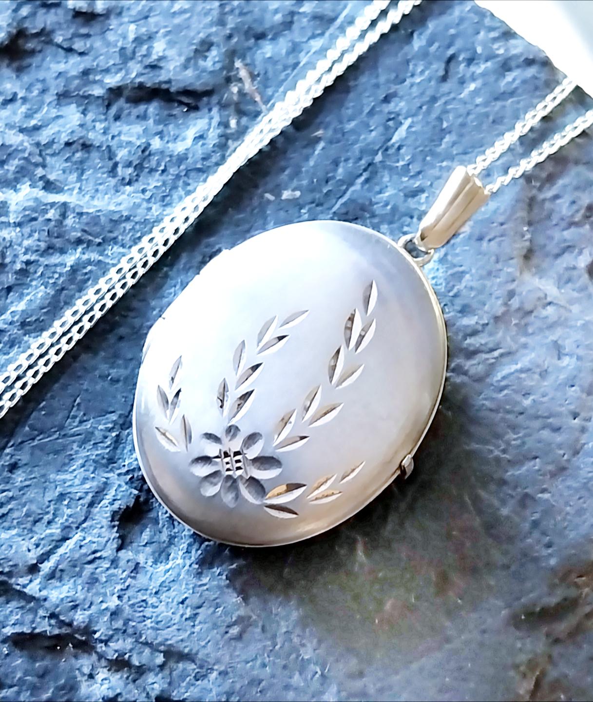 Vintage STERLING SILVER Oval LOCKET -Etched Flower with 18" Chain - 4.1g