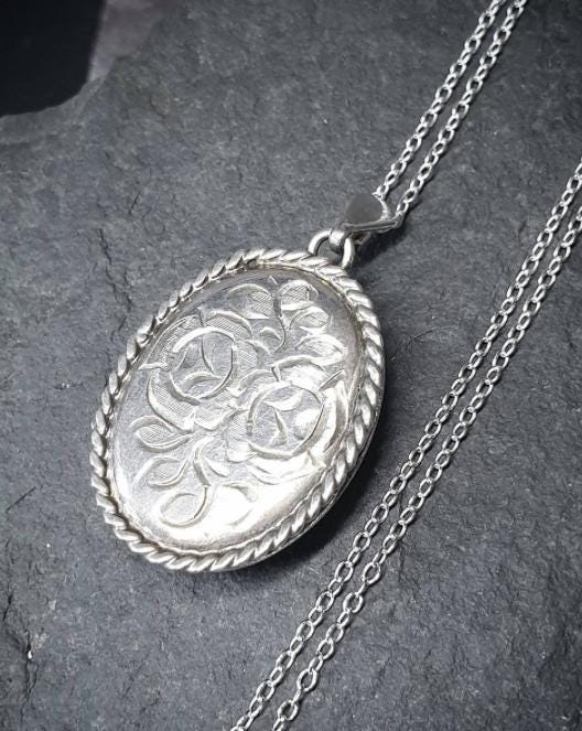 Vtg Silver LOCKET Necklace - Two Roses on 18" Chain - Joseph Smith - 6.2g